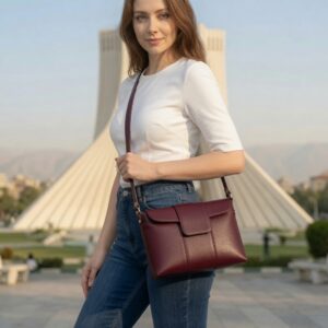 AR-کیف دوشی زنانه چرم طبیعی آروین چرم کد 145زرشکی
